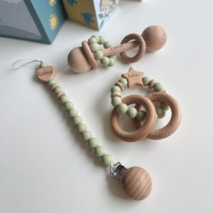 Nimeline kinkekomplekt beebile – käsitöö lutikett, närimislelu ja puidust kõristi